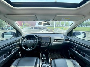 รถยนต์มิตซูบิชิ เอาท์แลนเดอร์ เกียร์ธรรมดา ไฮบริด 7 ที่นั่ง เบาะหนัง ภายในสีอ่อน เครื่องยนต์เทอร์โบชาร์จ ขับเคลื่อนซ้าย - Product Image 3