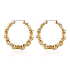 Pendientes de Aro Grandes de Latón con Diseño de Bambú, Estilo Punk Exagerado, Geométricos, de Aleación Dorada con Perla Principal, Tendencia Europea y Estadounidense - Product Image 1