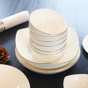 Service de table de luxe 56 pièces en porcelaine fine, nouveau, écologique, en céramique avec bord doré, style minimaliste, personnalisable pour mariages et événements - Product Image 2