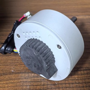 Motor sin Escobillas de Corriente Continua Haier ZWK465A00402, 130 mm, Montaje con Brida, Imán Permanente, Totalmente Cerrado, para Electrodomésticos - Product Image 1