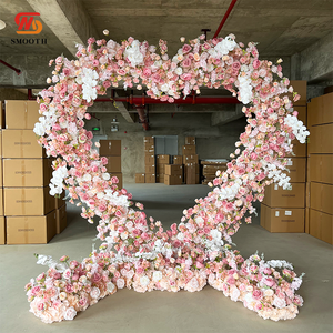 Arche de fleurs en forme de cœur rose romantique, faite à la main par LEDA, pour un décor de mariage en plein air - Product Image 3