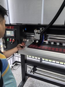 Machine de gravure et de découpe laser haute vitesse pour film vinyle HAoKE, super compatible, capable de couper à haute vitesse jusqu'à 15 mètres par minute - Product Image 4
