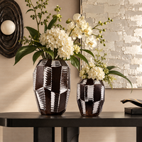 Vase de table en verre moderne aux tons sombres avec motif abstrait pour la décoration du salon et de la console