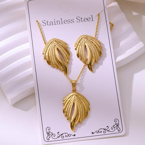 Ensemble de bijoux tendance : collier pendentif et boucles d'oreilles en acier inoxydable 316L plaqué or 18 carats, étanche, accessoire de mode intemporel - Product Image 4