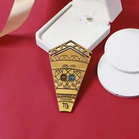 Broche personnalisée en métal scintillant avec motif de dessin animé pour revers, badge amusant et chatoyant pour cols tendance et fêtes
