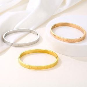 <span class=keywords><strong>Gioielli</strong></span> da donna creativi personalizzati all'ingrosso braccialetti personalizzati in acciaio inossidabile placcato oro 18 carati con parole <span class=keywords><strong>scritte</strong></span> per le donne - Product Image 4