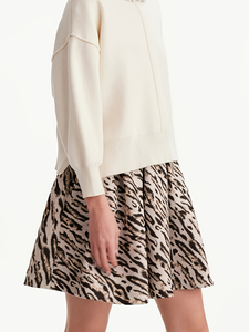 Jupe mini structurée grande taille à imprimé tigre, taille naturelle, évasée, coupe trapèze, en tissu texturé pour occasions élégantes - Product Image 6