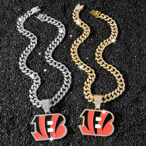 Nouveaux colliers pendentifs en alliage plaqué or et argent, style hip-hop luxe léger, à rayures rouges et noires, bijoux de mode en gros - Product Image 1