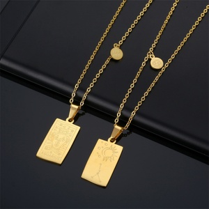 Nuevo Collar con Colgante Cuadrado del Zodiaco en Acero Inoxidable Chapado en Oro de 18K para Mujer - Product Image 3