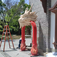 Sculpture géante personnalisée de tête de dragon doré en fibre de verre pour extérieur avec arche cloche, statue d'art chinois en PRV pour la décoration de jardins et de temples