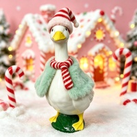 Figurine d'oie de Noël peinte à la main OEM ODM avec chapeau de Père Noël rayé et écharpe, cape en peluche vert clair, décoration de table pour les fêtes, cadeau