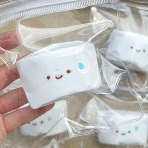 Il piccolo panino al vapore silenzioso, quando si stringe tra le dita, ha una consistenza simile all'acqua e una sensazione cremosa. È una celebrità online molto popolare. - Product Image 3