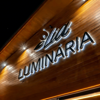 Enseigne lumineuse LED rétroéclairée, lettres en acrylique 3D avec halo métallique pour comptoir de magasin de cosmétiques, salon de beauté et présentoir de centre commercial