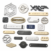 Étiquettes métalliques personnalisées de luxe gravées en 3D, multicolores, en alliage de zinc, avec logo de marque de vêtements, étiquettes métalliques faites à la main pour vêtements