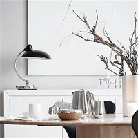 Lampe de bureau artistique de style contemporain, en fer, avec dôme chromé, bras courbé, design haut de gamme, vintage, sans fil, fonctionnant sur batterie, LED à intensité variable