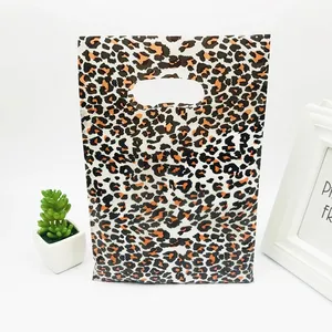 50pcs Beige Coffee Leopard Plastic Handle Bags 20x30cm Christmas Gift Shopping Clothes Packaging Plastic Bags For Boutique