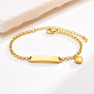 Bracelet en acier inoxydable plaqué or 18 carats, design incurvé avec découpe en forme de cœur, personnalisable par gravure laser, avec chaîne d'extension - Product Image 6