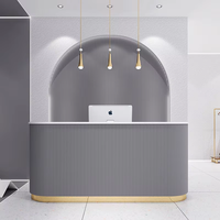 Bureau d'accueil moderne en or blanc, comptoir de réception de luxe à façade côtelée avec base LED pour institut de beauté et boutique