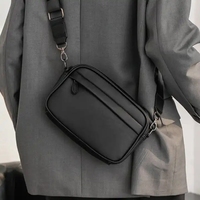 Custom Logo Vintage Hoge Kwaliteit Pvc Lederen Enkele Verstelbare Band Crossbody Schoudertas Voor Mannen Mode Stijl Design