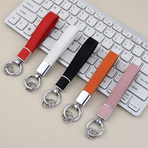 พวงกุญแจหนังลายลิ้นจี่เรียบง่าย พวงกุญแจคู่โลหะพร้อมสายคล้องมือ จี้ห้อยกระเป๋า สลักชื่อได้ เป็นของขวัญ ทำจาก PU และโลหะผสมสังกะสี - Product Image 1