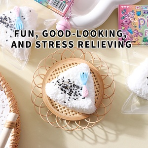 Popular Juguete Antiestrés Elástico y Blandito con Forma de Bola de Arroz Triangular de Sésamo de Xiaohongshu para Bebés y Jóvenes - Product Image 3