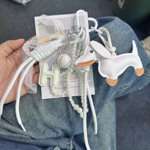 Llavero de lujo personalizable para mujer, dijes para bolso, decoración para llaves de coche para niñas, cadena de pulsera de cuentas hecha a mano para teléfono, llavero de PU con forma de croissant - Product Image 2