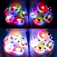 Vente en gros Accessoire LED coloré personnalisé Rose clair Coeur rouge Animal Fleur PVC Silicone Sabot Charme de chaussure Décorations de chaussures en vrac