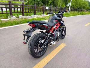 Motocicleta Urbana <span class=keywords><strong>Naked</strong></span> <span class=keywords><strong>Benelli</strong></span> 302S Negra y Roja con Motor Bicilíndrico en Paralelo, Chasis Trellis, Amortiguador Trasero Ajustable, Doble Disco ABS, Deportiva para Desplazamientos - Product Image 5