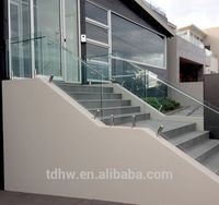 Balustrade d'escalier extérieure avec verre extra clair de 12 mm et main courante décalée pour maison