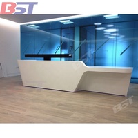 Bureau de réception incurvé en forme de T de luxe léger, design de bureau de réception pour entreprise de spa avec logo, pierre artificielle blanche, taille personnalisée