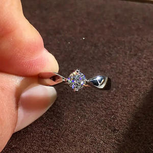 Anillo de Compromiso de Diamantes en Oro Blanco para Mujer Q439, Corte Brillante Redondo, Color G Natural, Estilo Clásico - Product Image 4