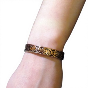 Bracelet manchette ajustable en cuivre pur forgé à la main, motif étoile géométrique vintage, style ouvert et plat - Product Image 1