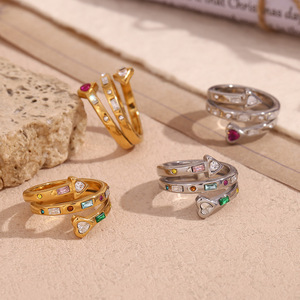 Anelli alla Moda per Donna in Acciaio Inossidabile Placcato Oro 18K con Tre Strati di Cuori e Frecce in Zircone, Idea Regalo - Product Image 1