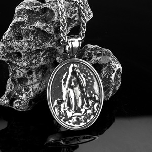 Collar con colgante de acero inoxidable yunnique para hombre con diseño de la Virgen María para regalo de joyería de moda - Product Image 3