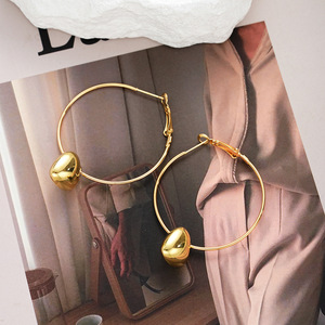 Boucles d'oreilles métalliques style froid ins, grandes, creuses, en forme de cœur de pêche, dorées, pour l'Europe et l'Amérique, pour le marché transfrontalier - Product Image 4