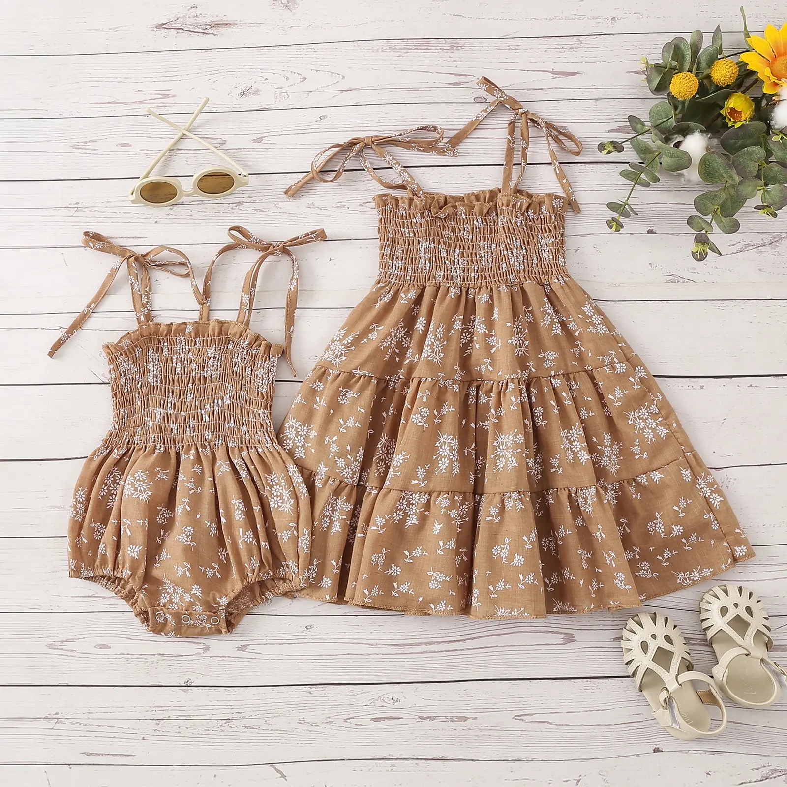 お揃いの兄弟姉妹は、赤ちゃんの幼児の女の子のためのバブルロンパースまたはドレスを設定しますリネン花の夏の衣装