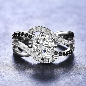 Anello da Donna Creativo con Linea Avvolgente, Elegante con Accento Scintillante, in Lega Regolabile, Gioiello Moderno per Ogni Giorno - Product Image 1