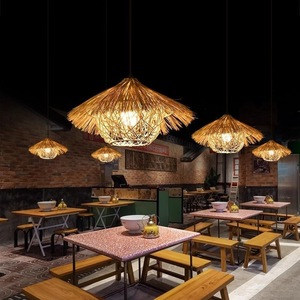 Luminaire suspendu unique en rotin et paille, zone d'éclairage de 5m à 10m, idéal pour la décoration de restaurants et d'hôtels. - Product Image 1