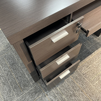 Bureau d'ordinateur moderne de haute qualité pour cadres, avec design modulaire, construction durable et fonctions de rangement
