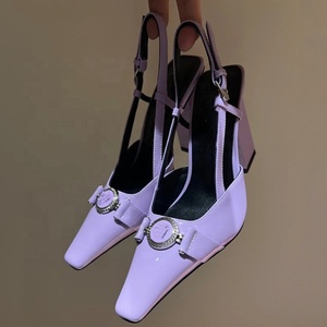 Sandalias de tacón alto y grueso con correa al tobillo para mujer, talla grande 46, de charol, para verano, estilo vestir, con detalles metálicos, para exteriores. - Product Image 4