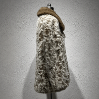 Manteau en fausse fourrure pelucheuse personnalisé en polyester avec grand col, ruban à nouer, fermeture éclair sur le devant et poches latérales, coupe carrée, pour l'automne et l'hiver, style décontracté