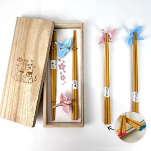 Set de Regalo de Boda: 2 Pares de Palillos de Madera, 2 Soportes de Cerámica con Forma de Ballena, Ecológicos, Modernos y de Lujo, en Caja de Madera Azul y Rosa, para Él y Ella - Product Image 6