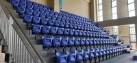 Chaise de stade pliable par gravité 2026 pour sports de plein air, siège en plastique, utilisée pour les écoles, les gymnases, matériau métallique pour mobilier extérieur