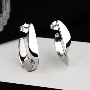 Pendientes de tuerca con forma de U irregulares para mujer, accesorios sencillos para el día a día - Product Image 5