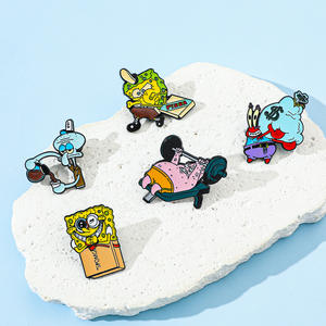 Pin de solapa de metal esmaltado al por mayor con diseños divertidos de dibujos animados de Bob Esponja, Patrick Star, Sr. Krabs y Squidward para ropa - Product Image 1