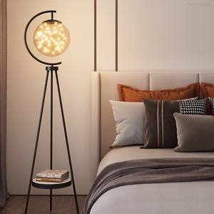 Lampe sur pied LED en métal doré Art déco nordique moderne avec base E27, boule de verre ambrée créative, hauteur réglable et étanche - Product Image 4