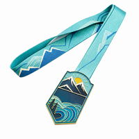 Médaille personnalisée hexagonale en métal émaillé plaqué or, avec motif paysage 3D moulé, pour la course d'obstacles des enfants, avec cordon