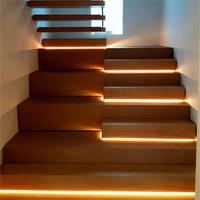 Escalier droit flottant à éclairage LED personnalisable d'intérieur contemporain antidérapant en bois massif et fer pour maison et villa