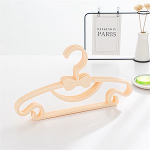 Chine Petits cintres multifonctions non marquants pour vêtements Conception centrale <span class=keywords><strong>de</strong></span> noeud papillon Cintre en plastique portable pour enfants - Product Image 3
