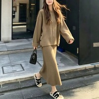 Nouvel ensemble deux pièces chic et décontracté pour femme, pull côtelé tricoté et jupe, col rond, manches longues, collection automne-hiver 2026, vente en gros